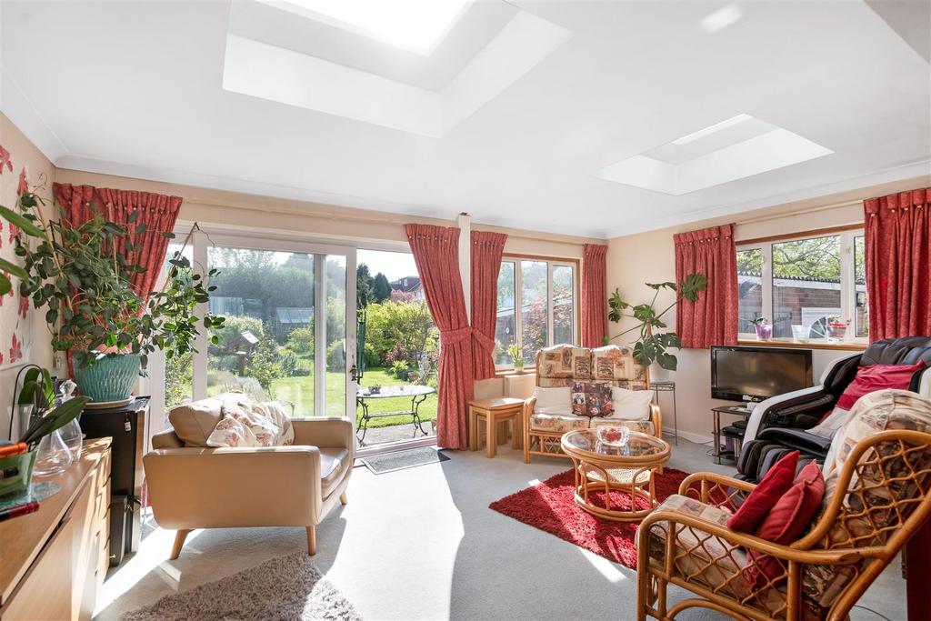 Avalon Road, Orpington 3 bed semidetached house £600,000