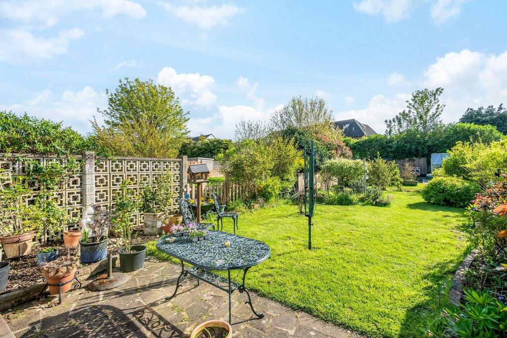 Avalon Road, Orpington 3 bed semidetached house £600,000
