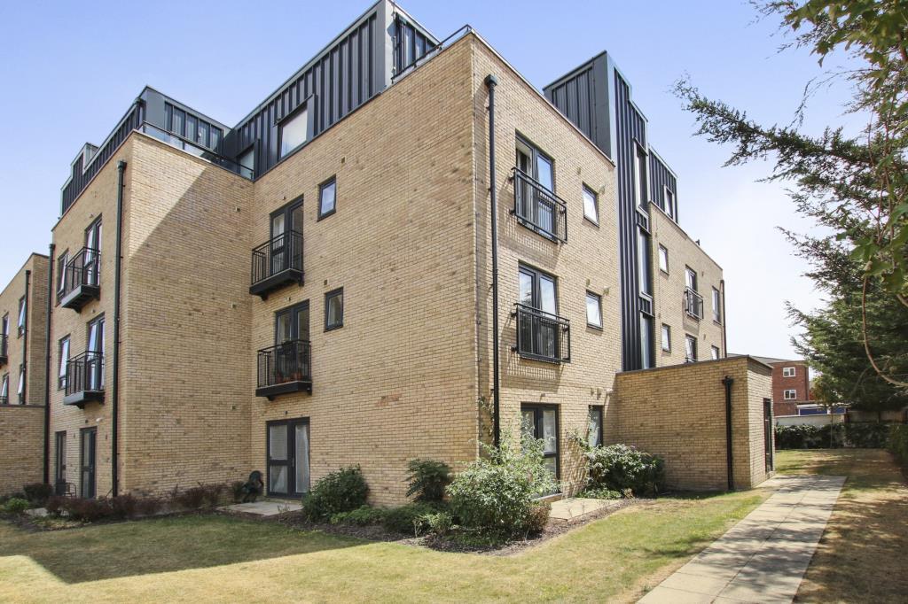 Ashford, Middlesex, TW15 2 bed flat for sale £350,000