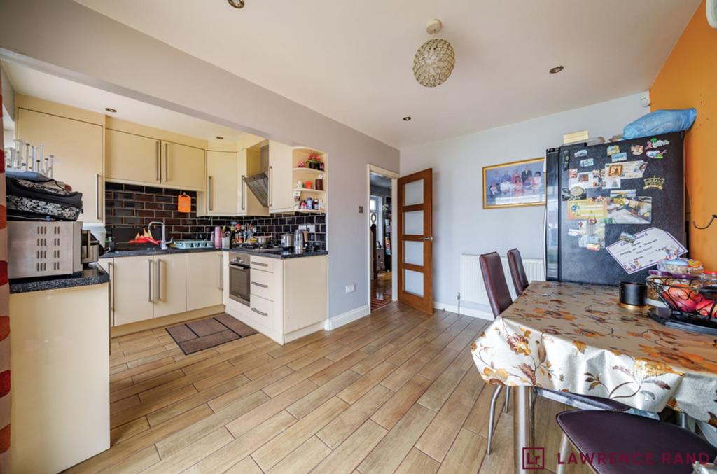 Danemead Grove, Northolt, UB5 3 bed property for sale £570,000