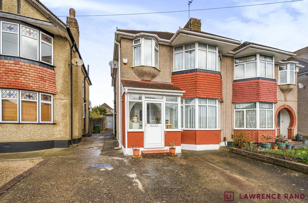 West Mead, Ruislip, HA4 3 bed property £600,000