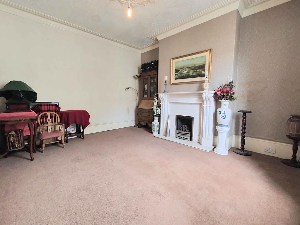 High Street, Brighouse HD6 4 bed terraced house for sale £185,000