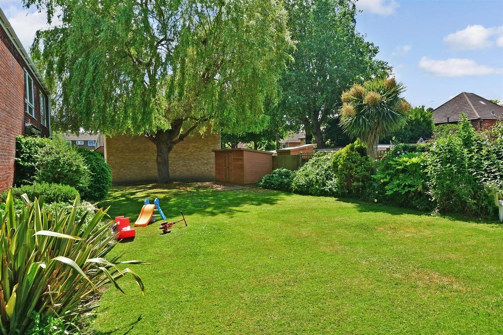 Pevensey Garden, Worthing, West Sussex 2 bed apartment for sale £260,000