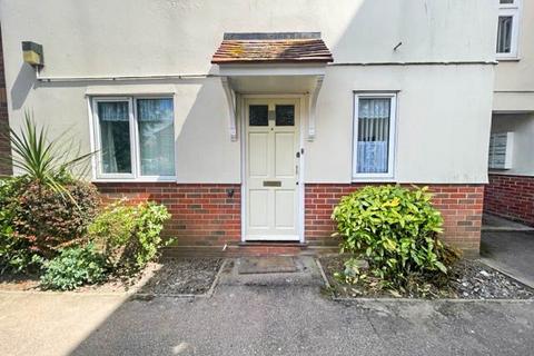 2 bedroom flat to rent - Marina Point, Clacton-on-Sea CO15