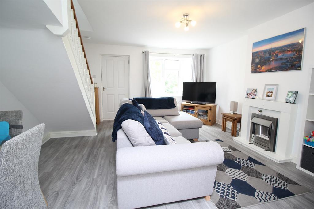 Kempton Avenue, Bobblestock, Hereford, HR4 3 bed semidetached house