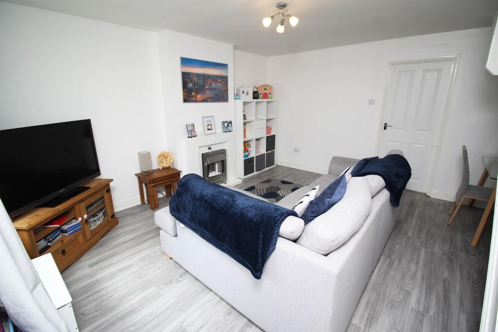 Kempton Avenue, Bobblestock, Hereford, HR4 3 bed semidetached house