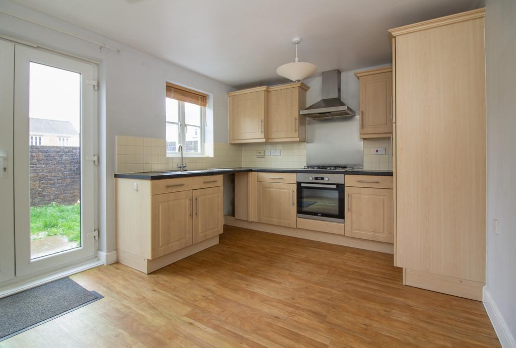 20 Kersey Court Frome BA11 3NE 4 bed end of terrace house £1,450 pcm (£335 pw)