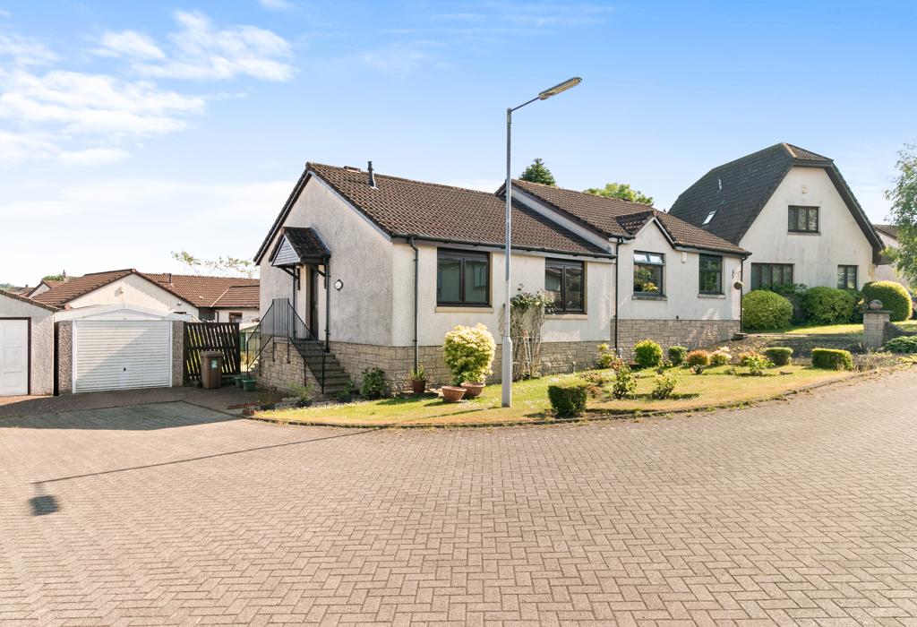 Rowan Lea, Kelty, Fife 2 bed semidetached bungalow £120,000