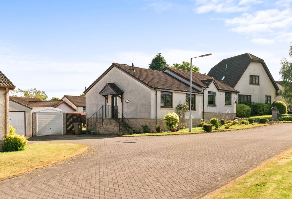 Rowan Lea, Kelty, Fife 2 bed semidetached bungalow £120,000