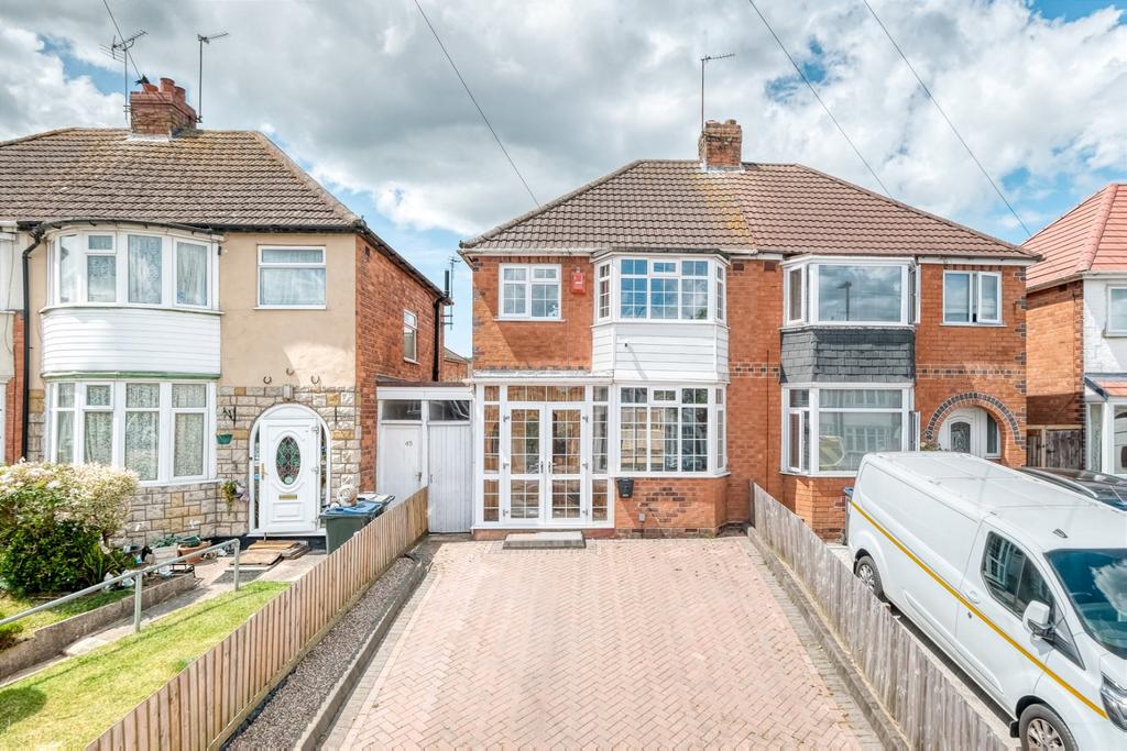 Ryde Park, Rednal, Birmingham, B45 8RD 3 bed semidetached house £220,000