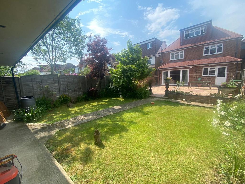 Buckland Avenue, Slough, SL3 5 bed detached house £1,250,000