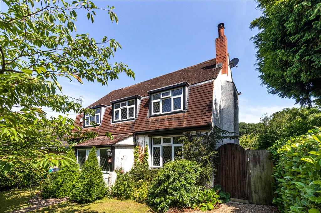 Ash Road, Hartley, Longfield, Kent, DA3 3 bed detached house for sale £650,000