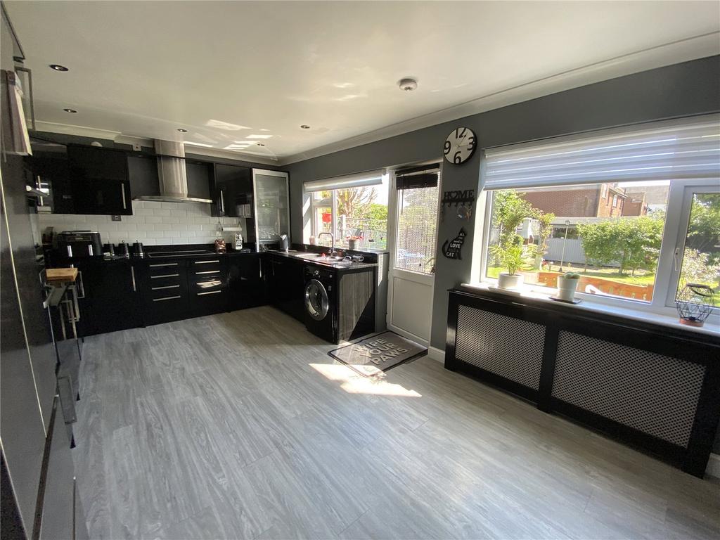 Scrub Lane, Hadleigh, Benfleet, Essex, SS7 4 bed detached house for