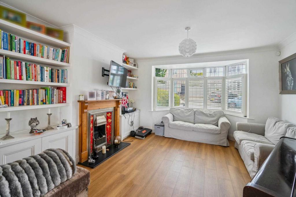 Melbourne Road, Bushey 3 bed semidetached house for sale £580,000