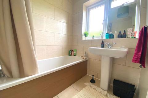 23 Greenview Drive, Northampton, NN2 7LA