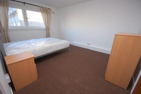 undefined, 0214L Northfield Grove, Edinburgh, EH8 7RN