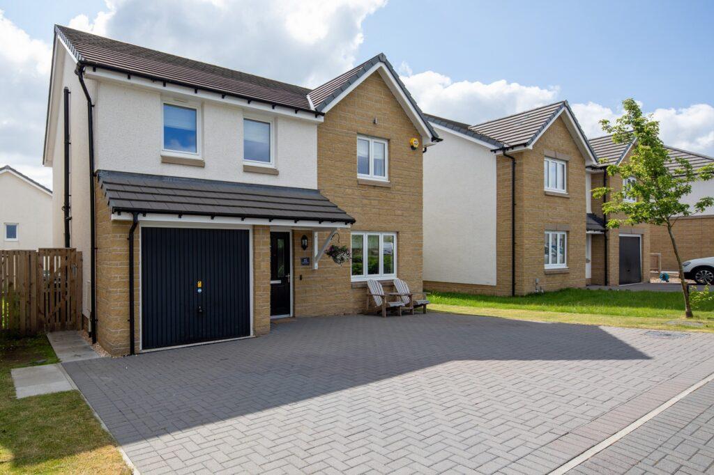 Sandray Gardens, Maidenhill, Newton Mearns 4 bed detached villa for