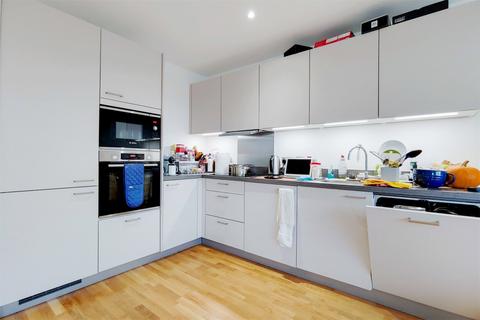 3 bedroom apartment to rent, Wellington Street, London, SE18