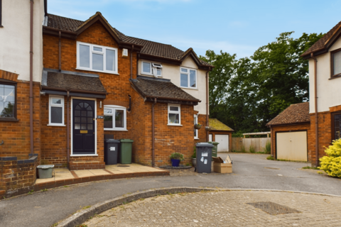 2 bedroom terraced house to rent, Finch Close, Tadley, RG26