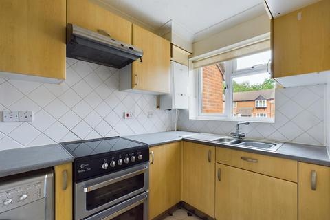 2 bedroom terraced house to rent, Finch Close, Tadley, RG26