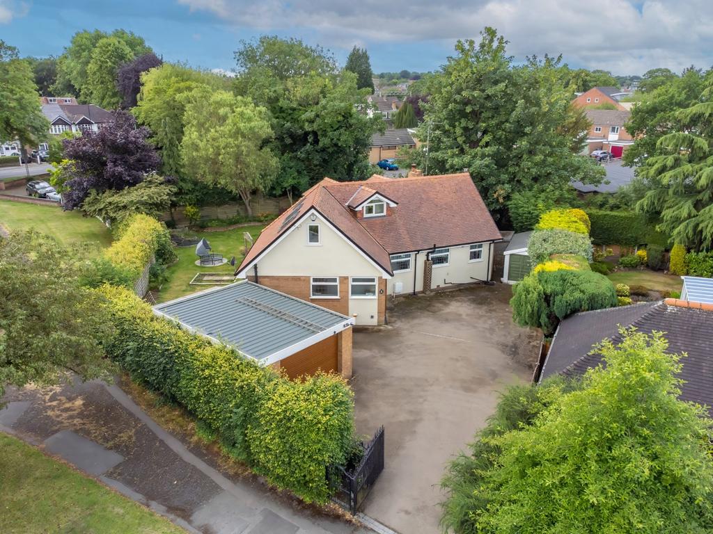 Woodlands Parkway, Timperley, Altrincham, Cheshire, WA15 4 bed bungalow