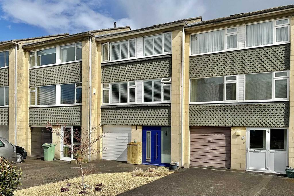 Penn Lea Court, Newbridge 4 bed house to rent £2,500 pcm (£577 pw)
