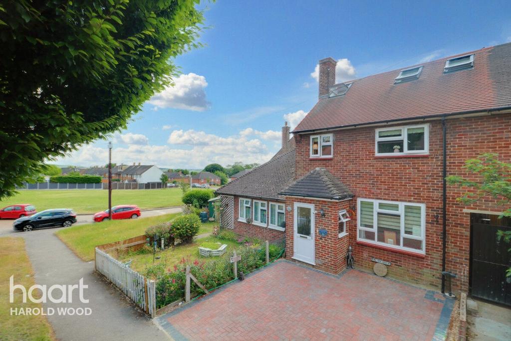 Tiverton Grove, Romford 3 bed terraced house for sale £450,000