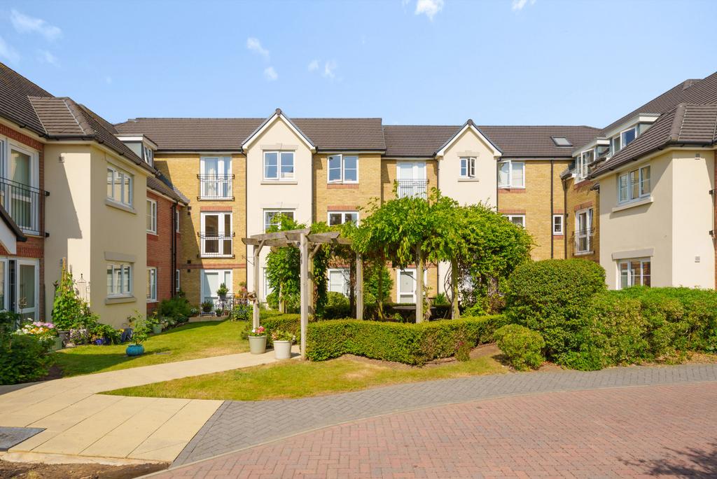 Kingston Avenue, Leatherhead, KT22 2 bed apartment for sale £430,000
