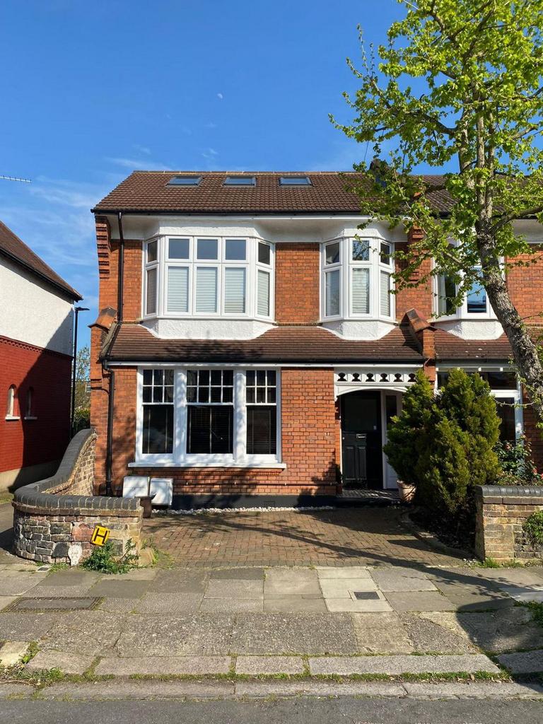 Burford Gardens, Palmers Green, N13 2 bed property £2,100 pcm (£485 pw)