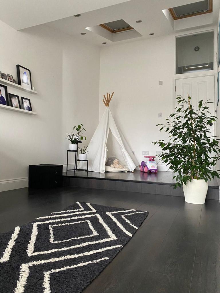 Burford Gardens, Palmers Green, N13 2 bed property £2,100 pcm (£485 pw)