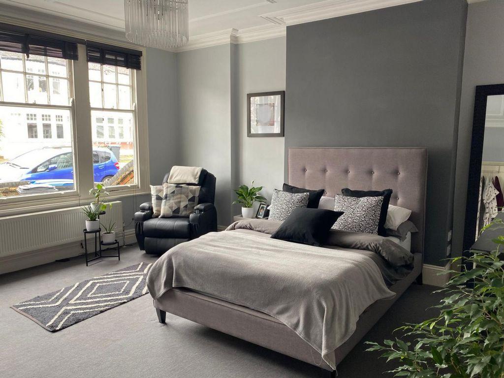 Burford Gardens, Palmers Green, N13 2 bed property £2,100 pcm (£485 pw)