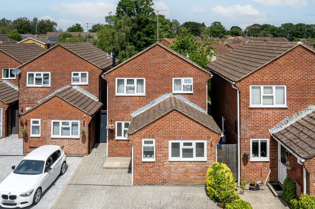 Larch Way, Haywards Heath 3 bed detached house for sale £450,000