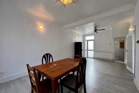 3 bedroom terraced house to rent, Hartley Avenue, East Ham, E6