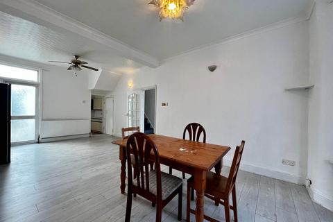 3 bedroom terraced house to rent, Hartley Avenue, East Ham, E6