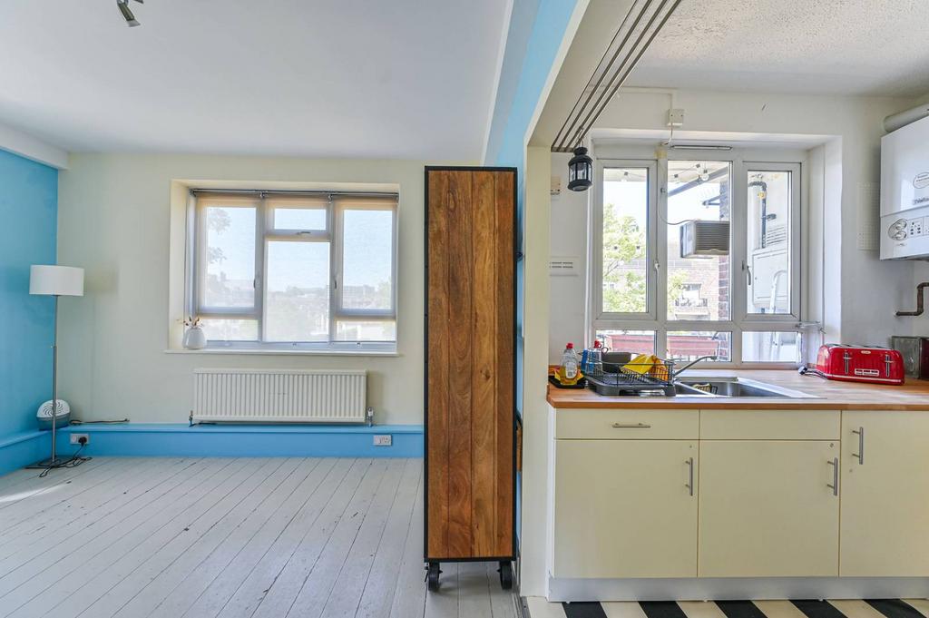 Cherry Close, Tulse Hill. SW2, Tulse Hill, London, SW2 2 bed flat for