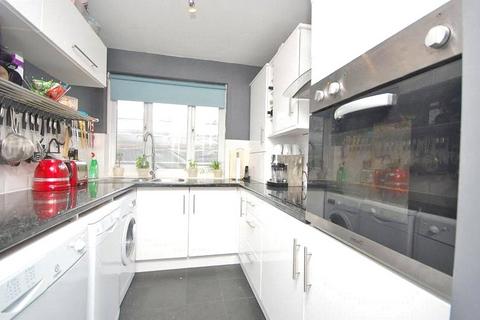 2 bedroom apartment to rent, Victoria Road, Romford, Essex, RM1