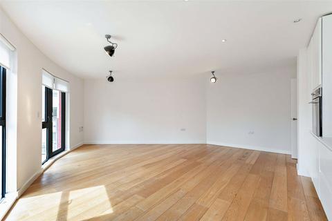 3 bedroom duplex to rent, Glenalmond Avenue, Cambridge, CB2