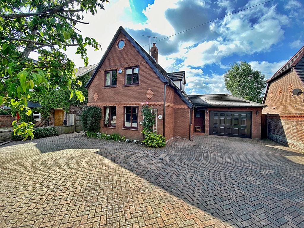 Stretton Road, Stretton, Warrington, WA4 3 bed detached house for sale