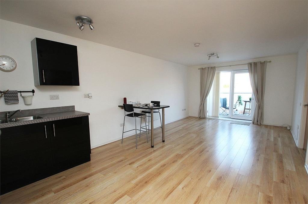 Flixton Road, Urmston, Manchester, M41 1 bed apartment £775 pcm (£179 pw)