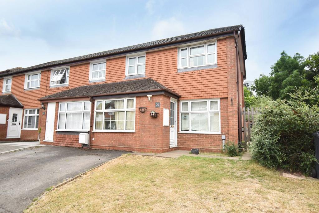 Thorneycroft Close, WaltononThames... 3 bed end of terrace house £