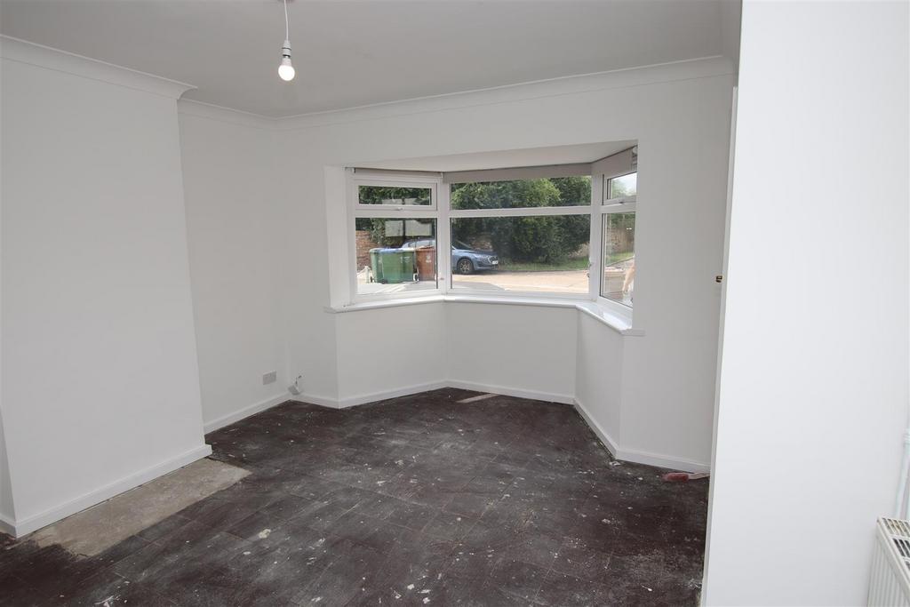 Cray Close, Crayford 3 bed semidetached house to rent £1,800 pcm (£