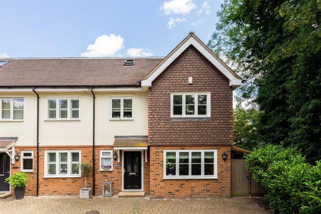 Leatherhead Road, Oxshott 5 bed semidetached house £3,000 pcm (£692 pw)