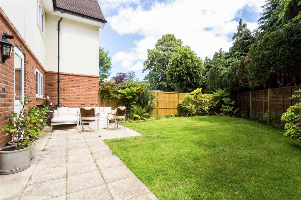 Leatherhead Road, Oxshott 5 bed semidetached house to rent £3,000