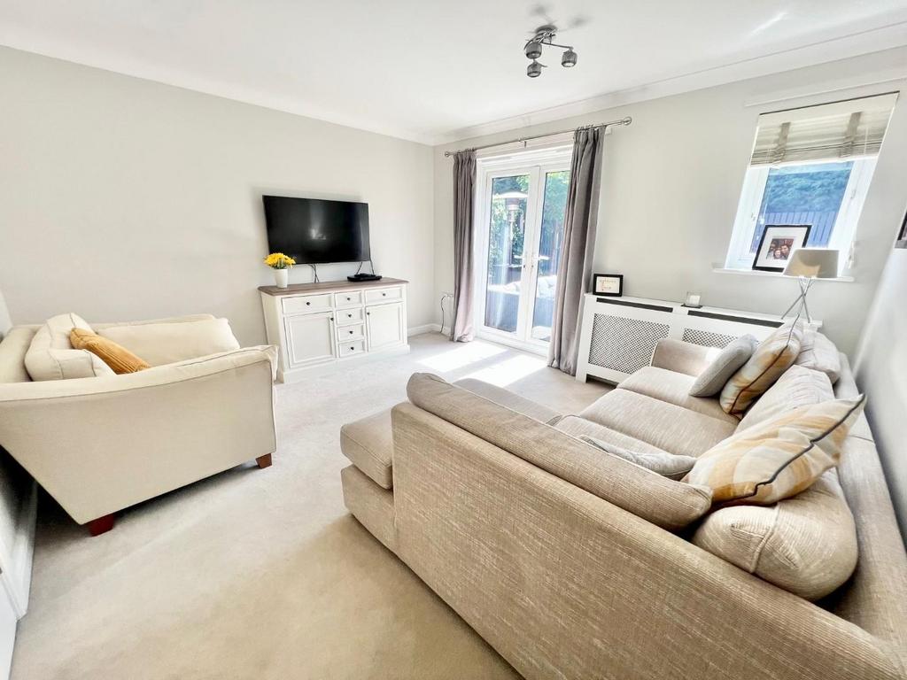 Ironstone Crescent, Chapeltown, Sheffield 4 bed house £1,200 pcm (£