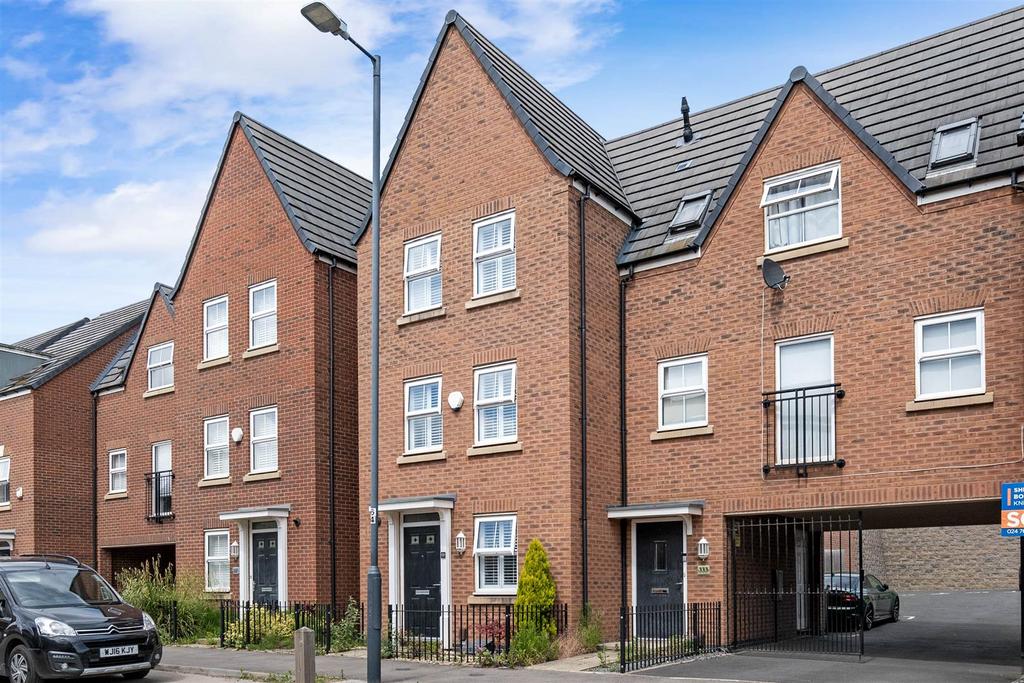 Queen Elizabeth Road, Nuneaton 4 bed house for sale £220,000