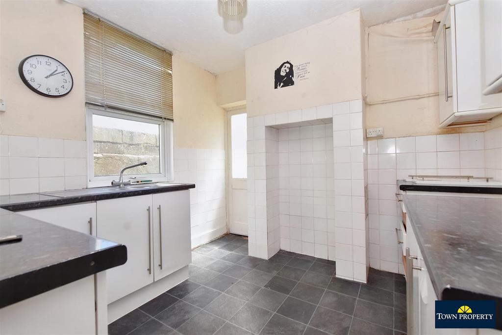 Beach Road, Eastbourne 3 bed terraced house for sale £280,000