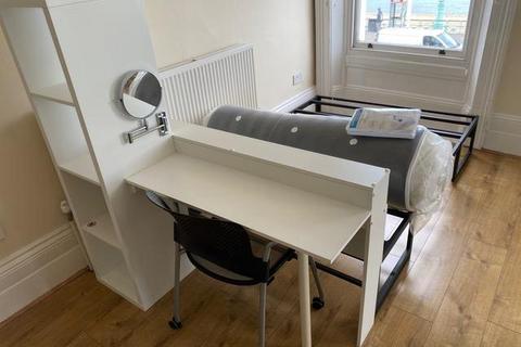 Studio to rent, 43a Kings Road, Brighton