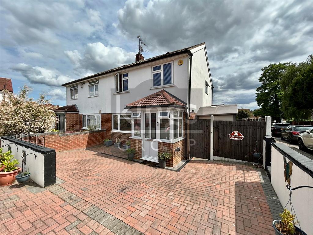 Rochford Avenue, Waltham Abbey 3 bed semidetached house for sale £
