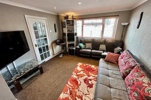 3 bedroom semi-detached house for sale - Rochford Avenue, Waltham Abbey