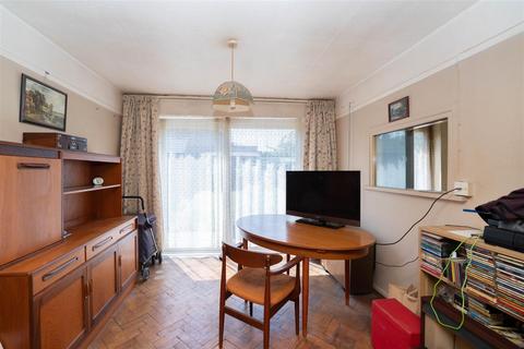 130 Midhurst Road, London, W13 9TP
